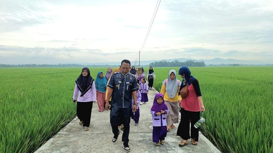 JALAN SANTAI BERSAMA ANAK PAUD DI LOKASI JALAN USAHA TANI PAGUBUGAN