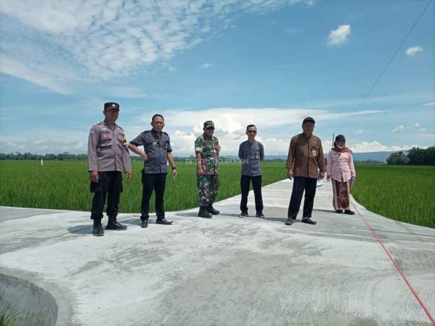 PEMBANGUNAN JALAN USAHA TANI DESA PAGUBUGAN
